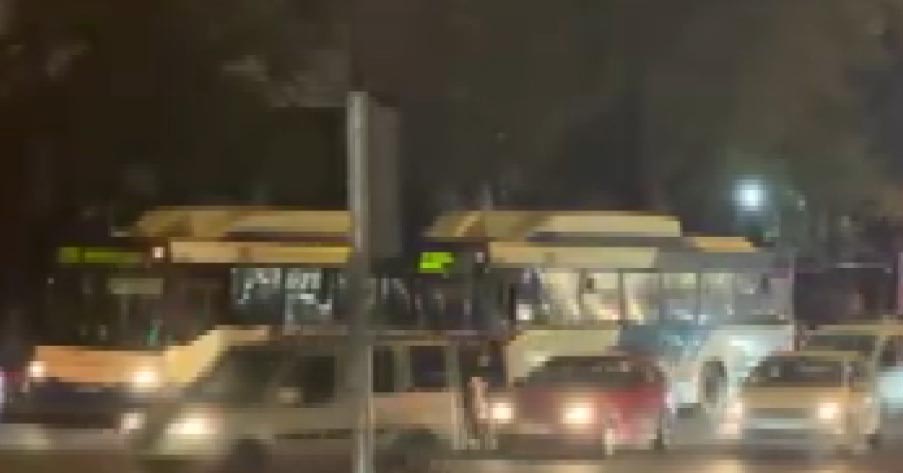 Belediye otobüsü şoförüne sopalı saldırı kamerada