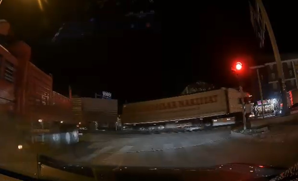 Konya’da korku dolu anlar! Tırın dorsesi açıldı otomobil kıl payı kurtuldu! O anlar kamerada