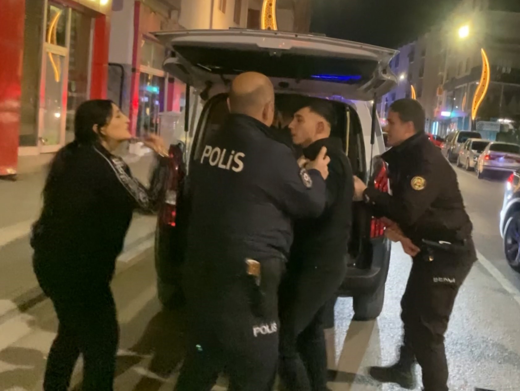 Dükkan basıp polise direnen şahıslar gazetecilere saldırdı: o anlar kamerada