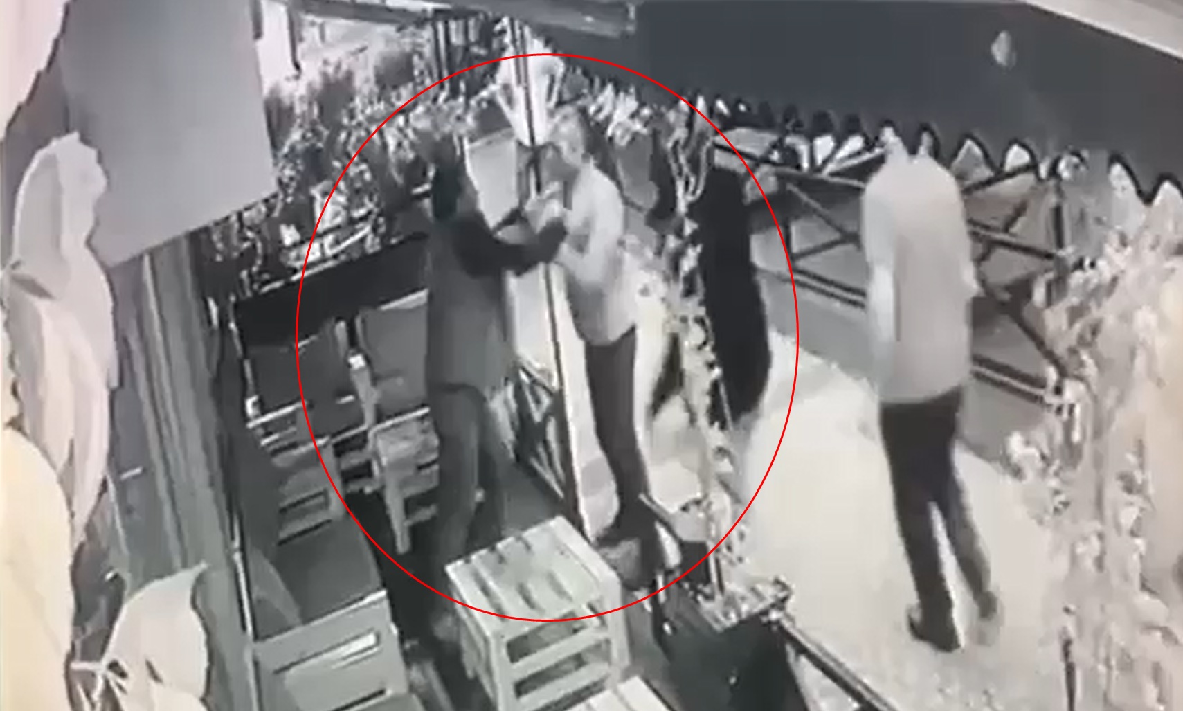 Alkollü içecek alamayınca tabancayla 4 kişiyi yaraladı: O anlar kamerada