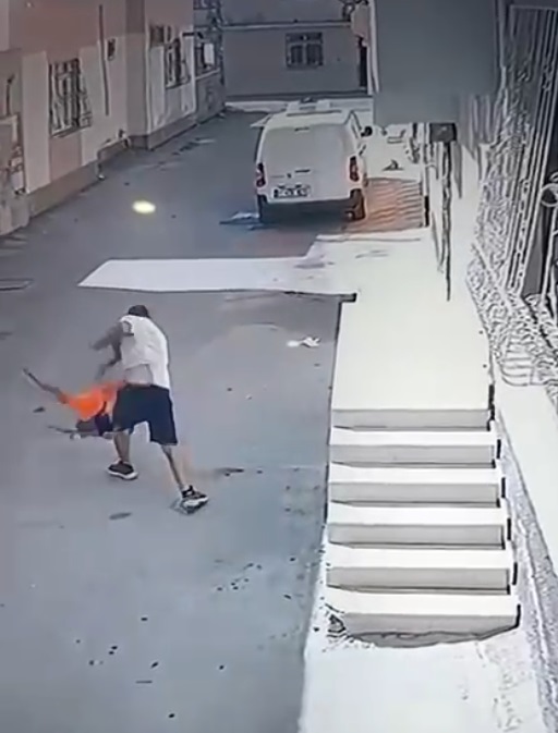 Kovaladığı çocuğu ayak bileğinden tutup yere fırlattı! O anlar kamerada