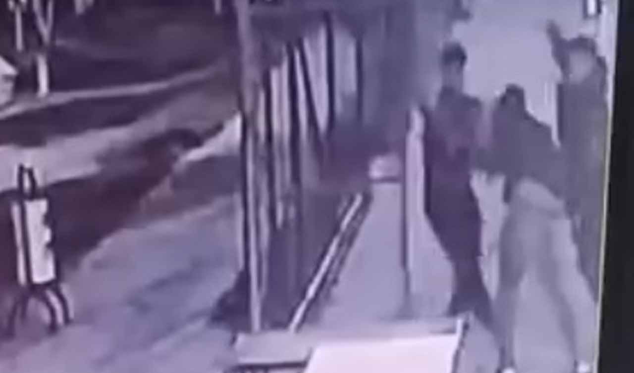 Parkta tartıştıkları 3 lise öğrencisini dövüp bıçakladılar! Olay anı kamerada 