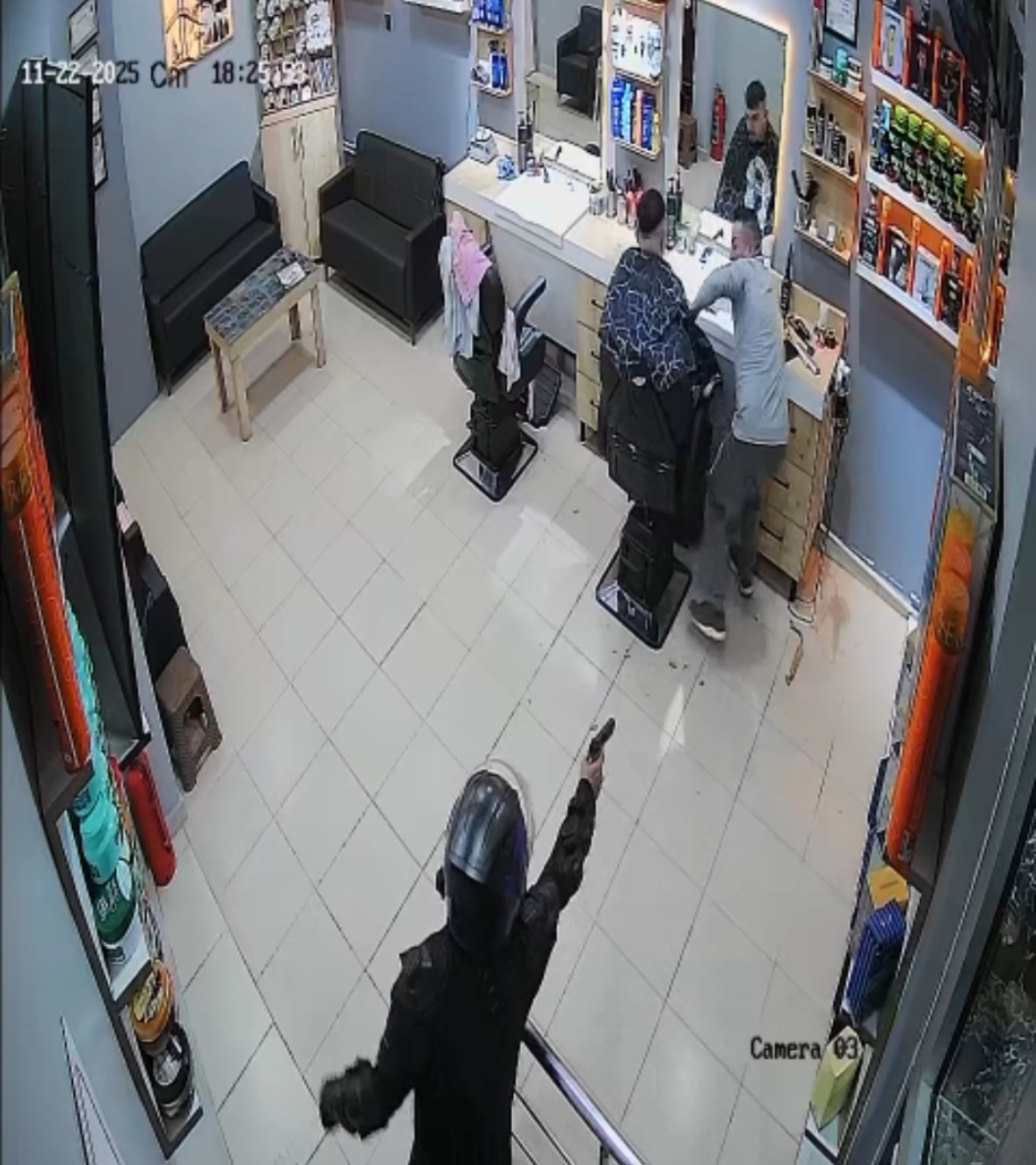 Dükkana giren kasklı saldırganın berbere ateş ettiği anlar kamerada