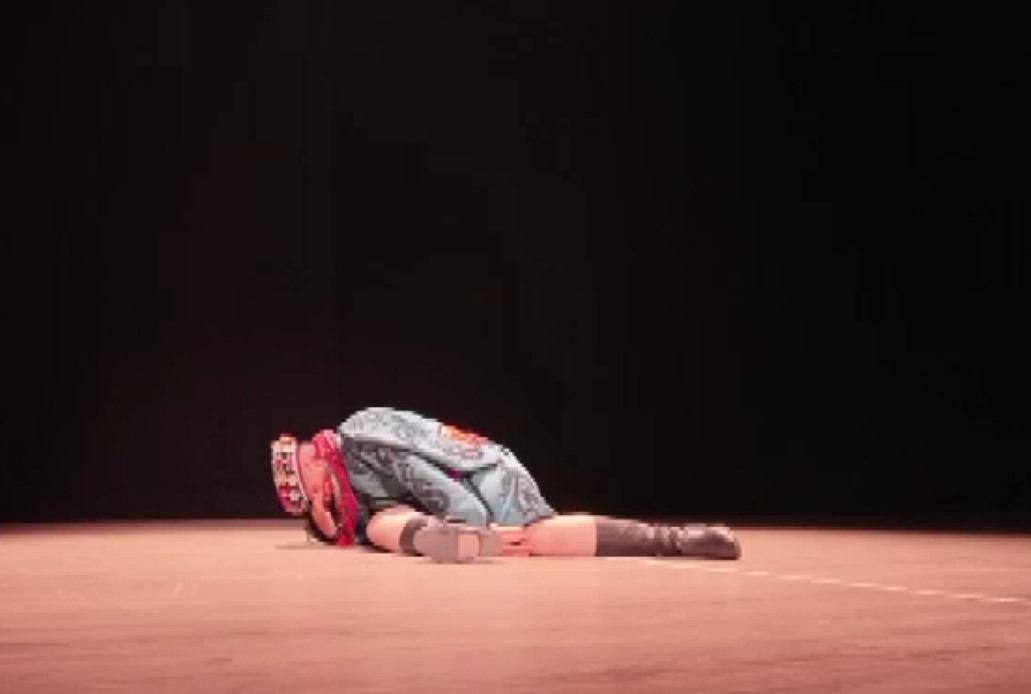 Gösteri sırasında ters hareket yapan dansçının çapraz bağları koptu