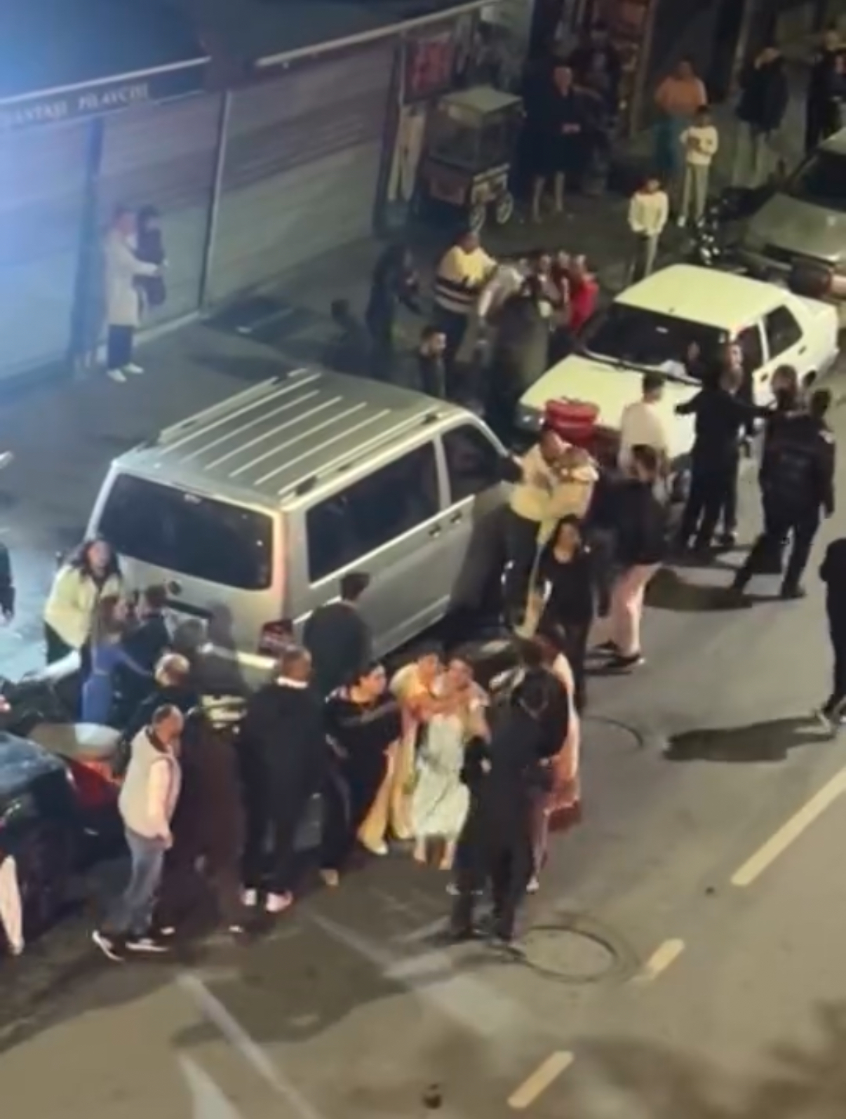 Düğün salonundaki laf atma kavgası sokağa taştı: O anlar kamerada