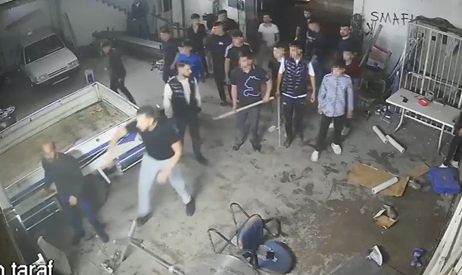 Konya’da iş yeri baskını! Sopalı, bıçaklı ve tüfekli kavga kamerada