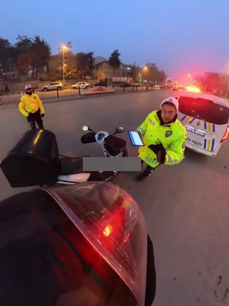 Trafik polisi, soğuktan elleri titreyen kuryeye eldivenlerini verdi