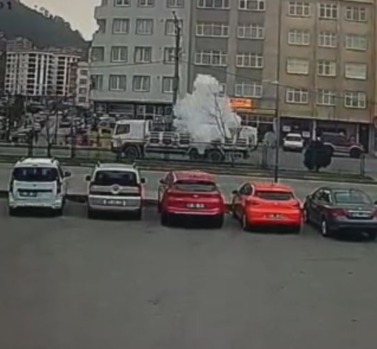 Kamyon kasasında patlayan yangın tüpü, otobüsün üzerine düştü! O anlar kamerada 