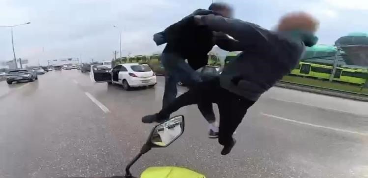 Uçan tekmelerin bedeli ağır oldu... Ehliyetlerine el konuldu, psikotekniğe sevk edildi