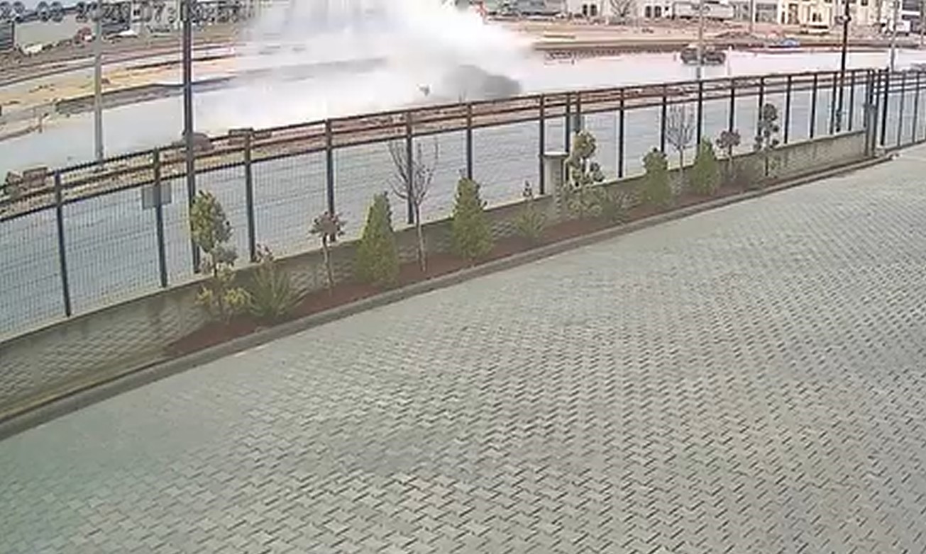 Konya’da hızla su birikintisine giren otomobil takla attı