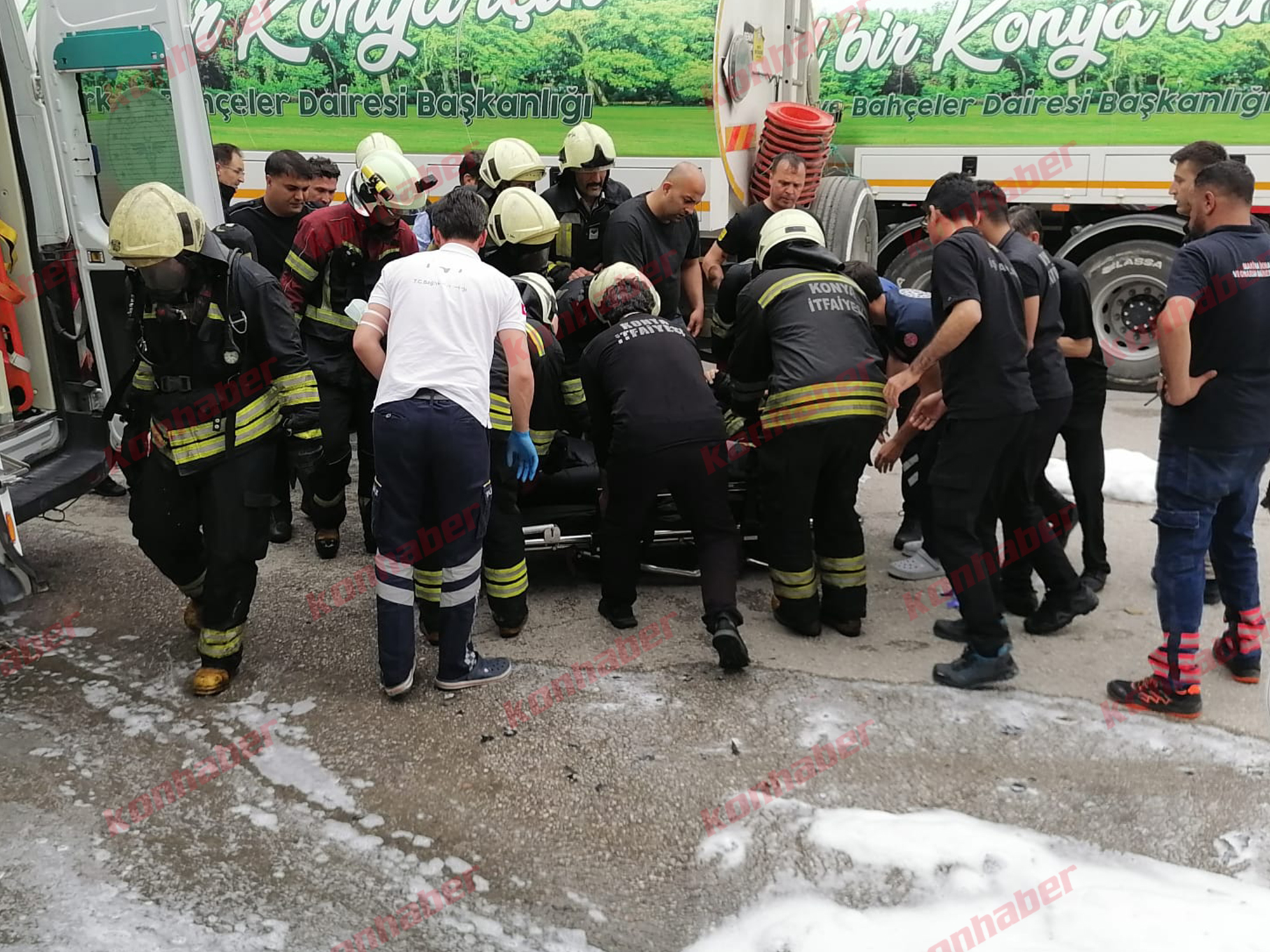 Konya’daki fabrika yangınında mahsur kalan itfaiyeci böyle çıkarıldı