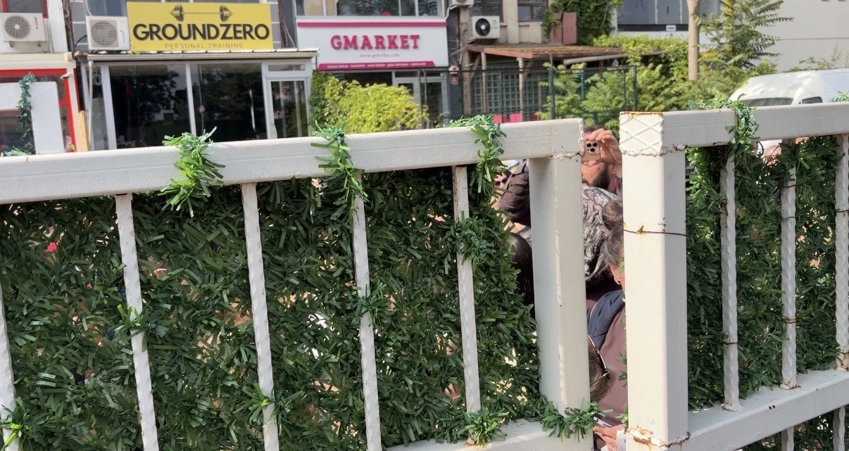 Sınava dakikalar kala öğrenciler okul bahçesine alınmayınca gerginlik yaşandı