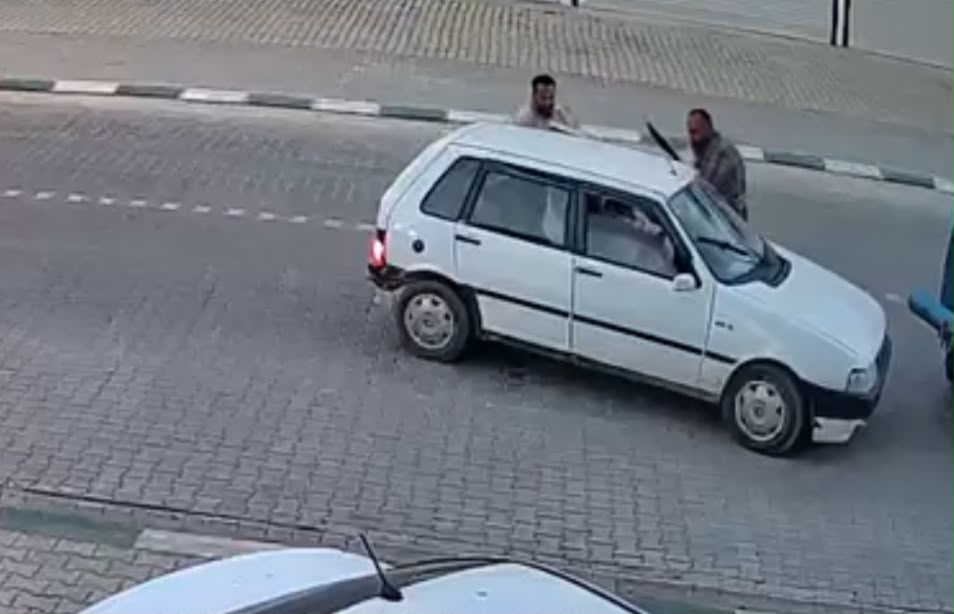 Yolunu kesen kuzenleri tarafından demir çubuklarla dövüldü! O anlar kamerada