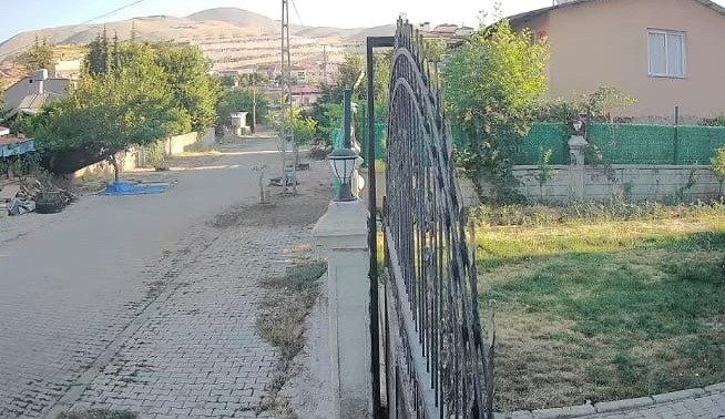 Malatya’daki 5 büyüklüğündeki deprem anı kameralara yansıdı