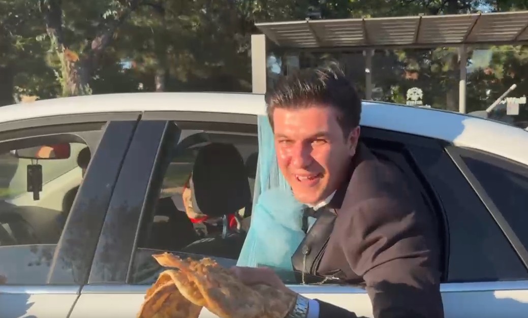 Konya’da trafikte etliekmek ikramı! Damat şaşkınlığını gizleyemedi