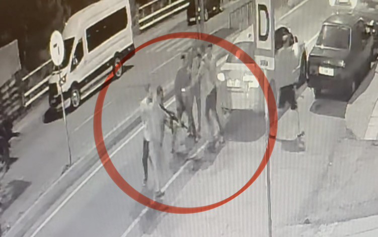 Sokak ortasında pompalı tüfekli dehşetin güvenlik kamerası görüntüsü ortaya çıktı